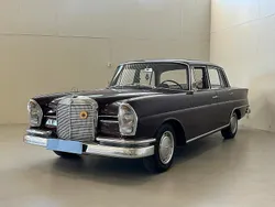 Mörkröd Begagnad 1965 Mercedes W111 Sedan | 189 000 kr