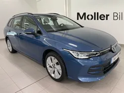 Mörkblå (anemone blue metallic) Begagnad 2024 VW Golf VIII Kombi | 319 000 kr (Marknadspris)