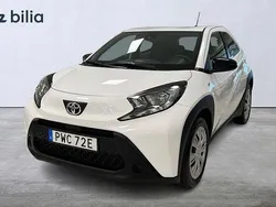 Vit Ny 2025 Toyota Aygo Play Halvkombi | 194 900 kr (Lite dyr)