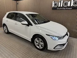 Vit Begagnad 2023 VW Golf VIII Halvkombi | 269 000 kr (Marknadspris)
