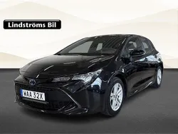 Svart Begagnad 2022 Toyota Corolla Hybrid Active Halvkombi | 249 000 kr (Marknadspris)