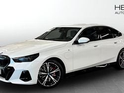 Vit (white) Begagnad 2025 BMW 530e M Sport Sedan | 681 700 kr (Marknadspris)