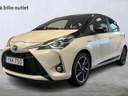 Vit Begagnad 2017 Toyota Yaris Hybrid Halvkombi | 144 900 kr (Marknadspris)