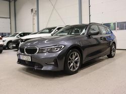 Grå Begagnad 2020 BMW 320 Sport Line Kombi | 289 600 kr (Marknadspris)