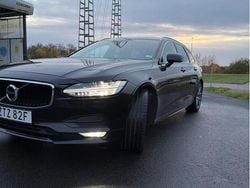 Svart Begagnad 2020 Volvo V90 Momentum Kombi | 239 000 kr (Marknadspris)