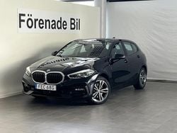 Svart Begagnad 2022 BMW 118 Sport Line Halvkombi | 275 000 kr (Marknadspris)