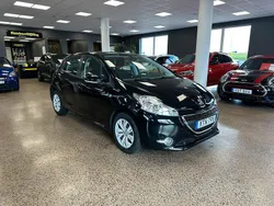 Svart Begagnad 2014 Peugeot 208 Halvkombi | 99 900 kr (Lite dyr)