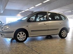 Ljusgrå Begagnad 2001 Renault Scénic Privilege Minibuss | 15 898 kr