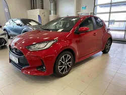 Röd Begagnad 2023 Toyota Yaris Hybrid Active Halvkombi | 244 900 kr (Marknadspris)