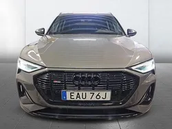 Grå Begagnad 2022 Audi e-tron Advanced SUV | 445 900 kr