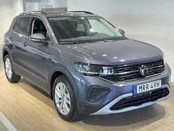 Grå (smokey grey metallic) Ny 2025 VW T-Cross Life SUV | 331 900 kr (Marknadspris)