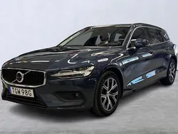 Mörkblå (blå) Begagnad 2023 Volvo V60 Core Kombi | 349 900 kr (Marknadspris)