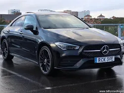 Svart samma som bilen Begagnad 2022 Mercedes CLA250e AMG Sedan | 384 900 kr (Marknadspris)