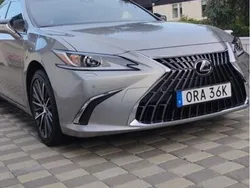 Grå Begagnad 2023 Lexus ES300H Limited Edition Sedan | 409 000 kr (Marknadspris)
