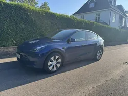 Blå Begagnad 2023 Tesla Model Y Standard Range SUV | 370 000 kr (Bra pris)