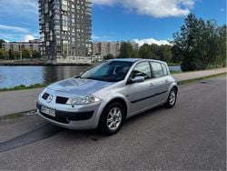 Grå Begagnad 2005 Renault Mégane II Halvkombi | 19 000 kr (Marknadspris)