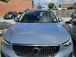 Grå Begagnad 2023 Volvo XC40 Kinetic SUV | 329 000 kr (Marknadspris)