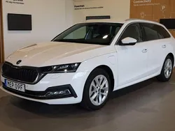 Vit Begagnad 2021 Skoda Octavia Style Kombi | 268 800 kr (Marknadspris)