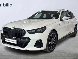 Vit Begagnad 2024 BMW 530e M Sport Kombi | 659 900 kr (Superpris)