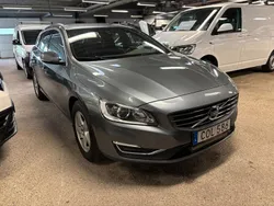 Grå Begagnad 2017 Volvo V60 Momentum Kombi | 159 900 kr (Marknadspris)