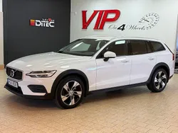 Vit Begagnad 2019 Volvo V60 CC Momentum Kombi | 239 800 kr (Marknadspris)