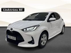 Vit Begagnad 2022 Toyota Yaris Hybrid Active Halvkombi | 209 900 kr (Marknadspris)