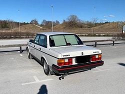 Vit Begagnad 1987 Volvo 244 Sedan | 80 000 kr