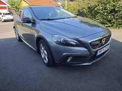 Grå Begagnad 2016 Volvo V40 CC Momentum Kombi | 168 000 kr (Marknadspris)