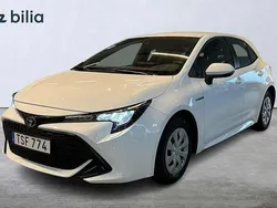 Vit Begagnad 2021 Toyota Corolla Hybrid Halvkombi | 214 900 kr (Marknadspris)