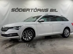 Vit Begagnad 2022 Skoda Superb Kombi | 334 900 kr (Marknadspris)