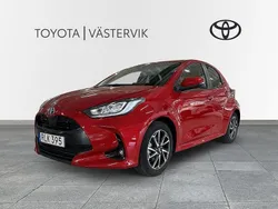 Röd Begagnad 2023 Toyota Yaris Hybrid Active Halvkombi | 259 900 kr (Dyr)