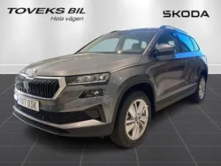 Grå (graphite grey metallic) Ny 2025 Skoda Karoq Selection SUV | 319 900 kr (Superpris)