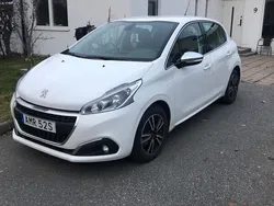 Vit Begagnad 2019 Peugeot 208 Halvkombi | 77 000 kr