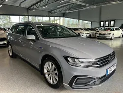 Grå Begagnad 2022 VW Passat GTE Kombi | 269 900 kr (Marknadspris)