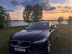 Svart Begagnad 2020 Volvo V60 Momentum Kombi | 244 000 kr (Marknadspris)
