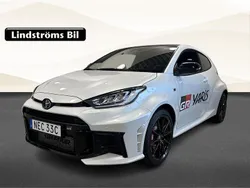 Vit Ny 2024 Toyota Yaris Premium Halvkombi | 599 000 kr (Lite dyr)