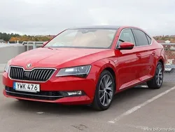 Röd samma som bilen Begagnad 2017 Skoda Superb LAURIN & KLEMENT Halvkombi | 299 900 kr (Dyr)