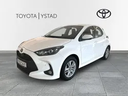 Vit Begagnad 2024 Toyota Yaris Hybrid Active Halvkombi | 249 000 kr (Marknadspris)