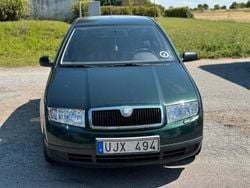 Mörkgrön Begagnad 2002 Skoda Fabia Halvkombi | 19 900 kr (Marknadspris)