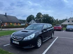 Svart Begagnad 2011 Subaru Legacy Kombi | 39 000 kr