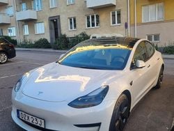 Vit Begagnad 2021 Tesla Model 3 Standard Range Plus Sedan | 320 000 kr (Dyr)