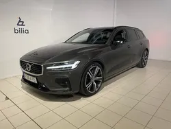 Mörkgrå Begagnad 2018 Volvo V60 R-Design Kombi | 299 900 kr (Marknadspris)