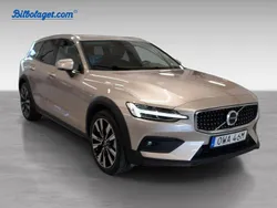 Grå Begagnad 2024 Volvo V60 CC Plus Kombi | 468 900 kr (Marknadspris)