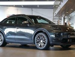 Grå Ny 2025 Porsche Macan 4 Electric SUV | 988 400 kr