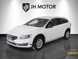 Vit Begagnad 2016 Volvo V60 CC Momentum Kombi | 189 900 kr (Marknadspris)
