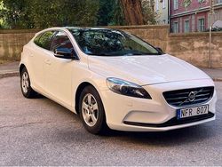 Vit Begagnad 2013 Volvo V40 Momentum Kombi | 88 000 kr (Marknadspris)