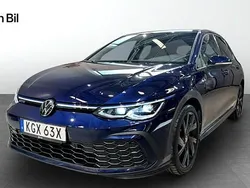 Mörkblå (atlantic blue metallic) Begagnad 2023 VW Golf VIII GTE Kombi | 399 900 kr (Lite dyr)