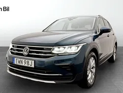 Blå (nightshade blue metallic) Begagnad 2023 VW Tiguan Elegance SUV | 369 900 kr (Marknadspris)