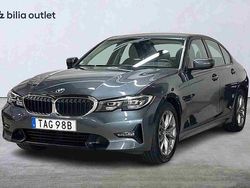 Grå Begagnad 2021 BMW 318 Sedan | 299 900 kr