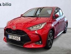 Röd Begagnad 2024 Toyota Yaris Hybrid Active Halvkombi | 279 900 kr (Dyr)